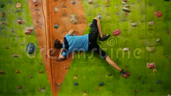 专业攀岩者在没有设备的情况下爬上陡峭的墙壁然后崩溃攀爬墙攀爬墙视频的预览图
