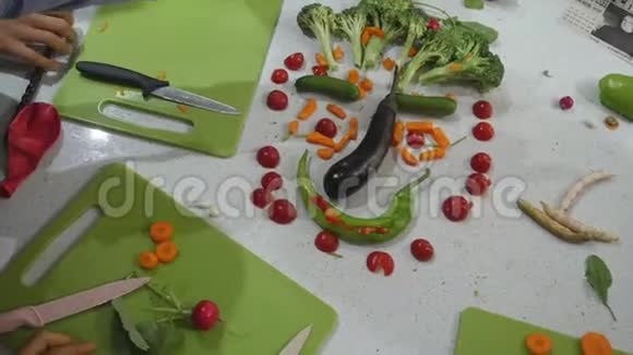 一张由蔬菜制成的滑稽卡通脸的创意食物概念视频的预览图