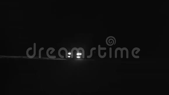 汽车在黑暗中行驶车灯开着视频的预览图