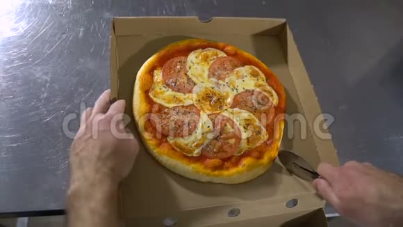 男厨师切出令人垂涎欲滴的热腾腾美味的披萨特写视频的预览图