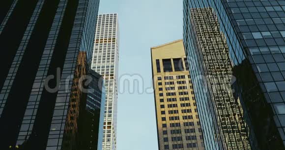 日夜4K时间推移的纽约建筑高层摩天大楼低角度POV拍摄日落和黄昏视频的预览图