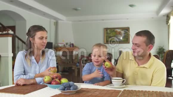 年轻的家庭吃早餐视频的预览图