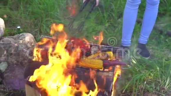 男人煮烤蔬菜慢动作烧火视频的预览图