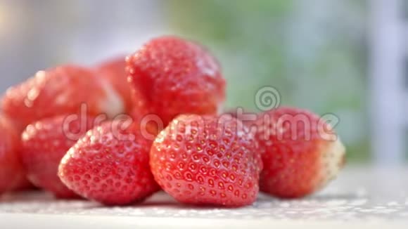 提供美味多汁的有机红草莓的特写镜头视频的预览图