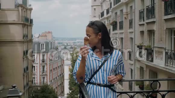 巴黎的法国女人在夏天吃冰淇淋视频的预览图
