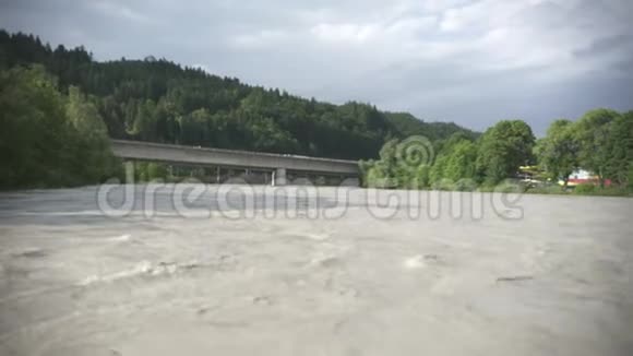 奥地利库夫斯坦因河上一座桥的洪水损坏视频的预览图