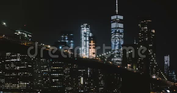 令人惊叹的夜晚布鲁克林大桥时间流逝纽约低角度高层照明灯及过往车辆美国视频的预览图