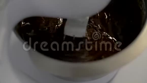 搅拌热巧克力搅拌机在碗里搅拌热巧克力视频的预览图