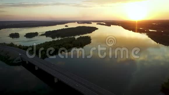 河流和桥梁的无人机日落拍摄视频的预览图