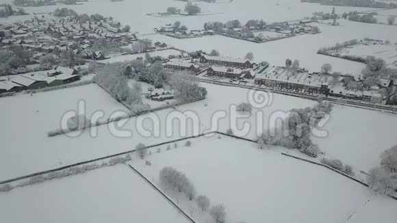 雪下城市的空中景色视频的预览图