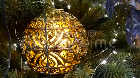树枝上的圣诞装饰用金色的树枝装饰视频的预览图