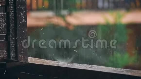 木家具表面的水滴视频的预览图