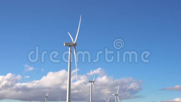 风能涡轮机在蓝天背景下可持续的生态能源生产视频的预览图