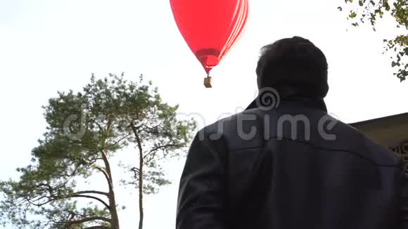 人用手挥动热气球欢迎旅客视频的预览图
