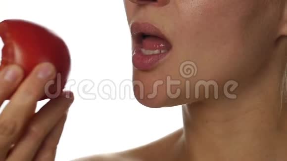 美女嘴吃番茄喜欢品尝西红柿的女孩健康的食物和节食的概念慢动作视频的预览图