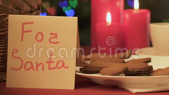 等待圣诞老人的姜饼放玩具心的手爱的礼物视频的预览图