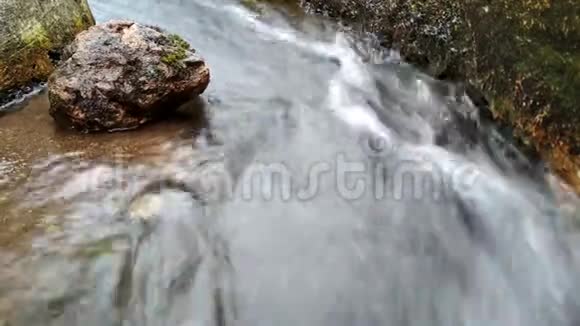 清澈的水流和河石视频的预览图
