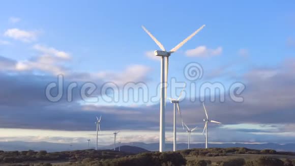 风能涡轮机在蓝天背景下可持续的生态能源生产视频的预览图
