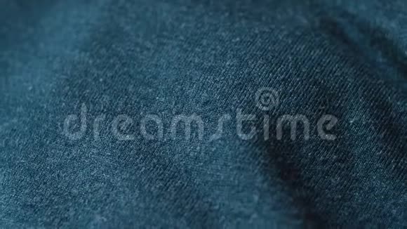 在一家纺织品商店里一种光滑的蓝色棉布的特写镜头视频的预览图
