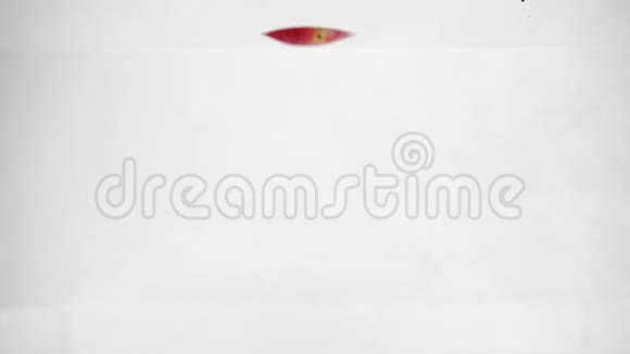 熟的红苹果带着泡泡掉进水里慢动作录像视频的预览图