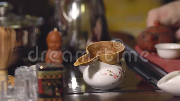 茶道师傅用筛子把茶倒进去视频的预览图