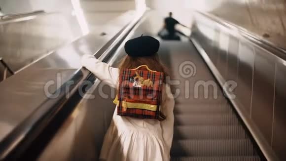 在扶梯上搬上楼的小可爱女孩的后景儿童服装的法国风格上学视频的预览图