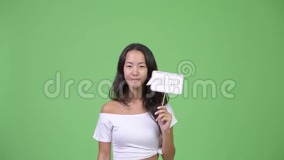 年轻快乐美丽的多民族女人带着自拍纸标志视频的预览图