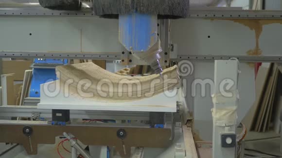 大型木工机械在木制品上钻洞电子控制技术生产视频的预览图