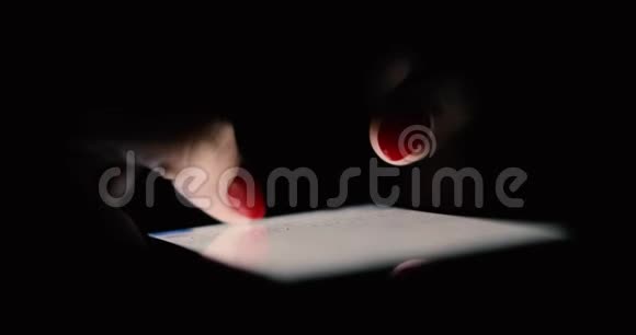 女生晚上学习并用手机发短信手机打短信特写镜头4k视频的预览图