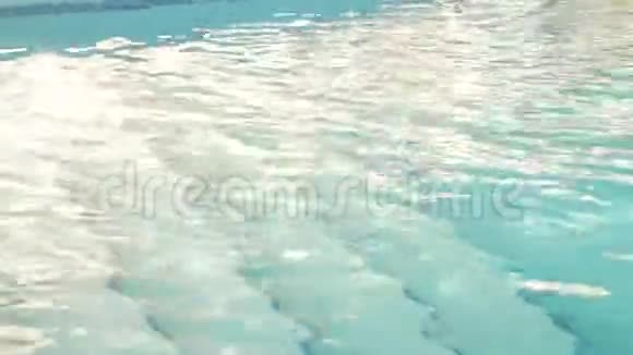 豪华度假游泳池有美丽干净的蓝色水4k水池里的水下面的梯子视频的预览图