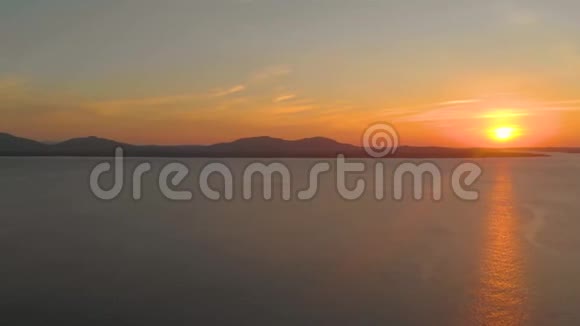 在巴拉巴卡的坎达拉曼岛五颜六色的日落反射了海面上的太阳视频的预览图