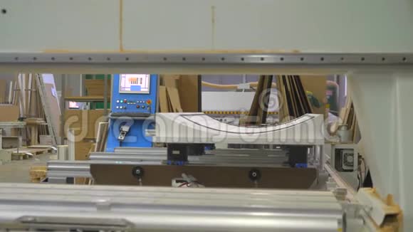 大型木工机械在木制品上钻洞电子控制技术生产视频的预览图