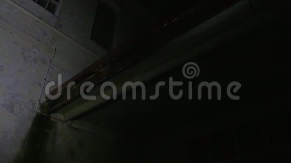 鬼屋的旧天花板视频的预览图