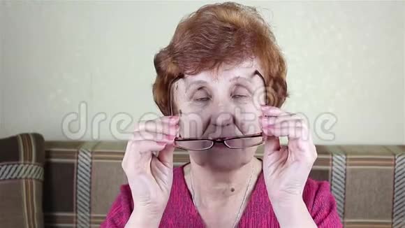 一位老年妇女戴眼镜视频的预览图