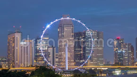 新加坡天际线与著名的新加坡摩天轮夜到白天视频的预览图
