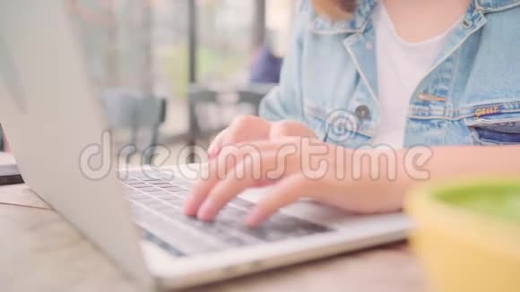 商业自由职业亚洲妇女工作做项目和发送电子邮件笔记本电脑或电脑而坐在桌子上的咖啡馆视频的预览图