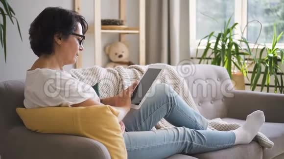 棕色头发的女人戴着眼镜舒适放松视频的预览图