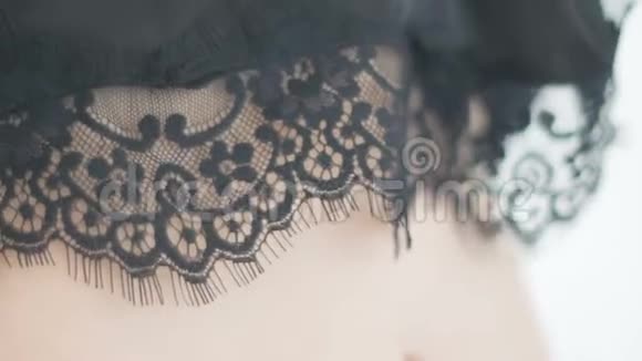 美女穿着黑绸走向音乐视频的预览图