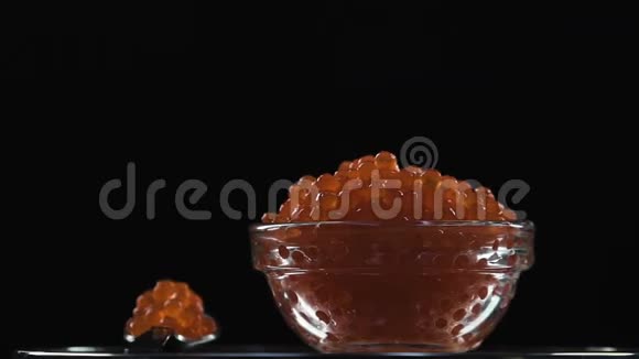 玻璃碗和勺子中的红鱼子酱海鲜开胃菜美食制作视频的预览图