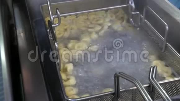 专业烹饪饺子皮馄饨视频的预览图