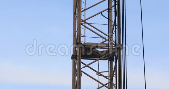 施工现场塔吊顶着蓝天的时间流逝视频的预览图