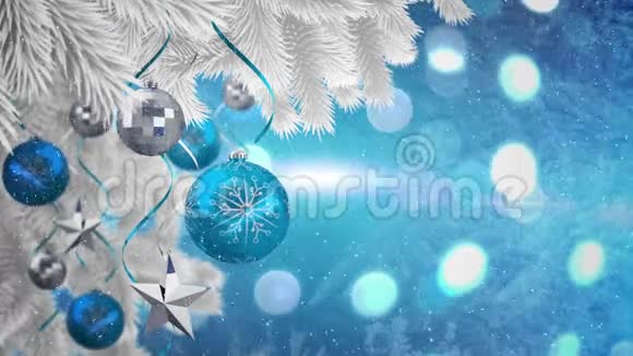白色松树上白雪覆盖圣诞的视频构图视频的预览图