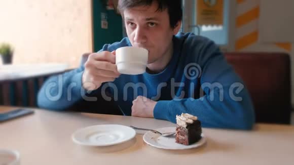 年轻人喝茶吃一块蛋糕视频的预览图
