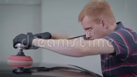 工人用抛光机打磨汽车车顶视频的预览图