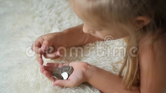 年轻女孩数硬币孩子存钱孩子计算他的积蓄小孩子在数钱视频的预览图