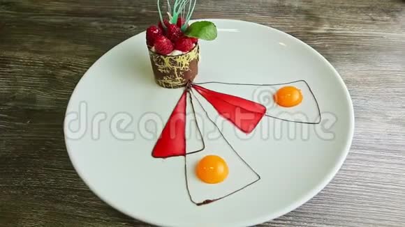 原始装饰的覆盆子甜点在白色盘子里旋转视频的预览图