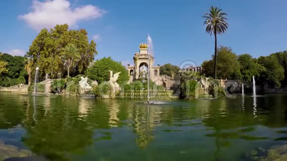 巴塞罗那的环境很好在4K15岁的Ciutadella公园2017年10月西班牙视频的预览图
