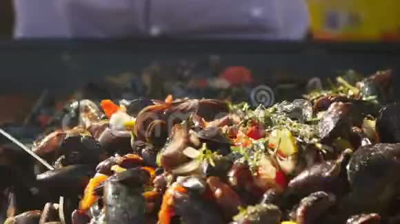 用柠檬鱿鱼触角和虾等酒汁烹煮蛤蜊视频的预览图