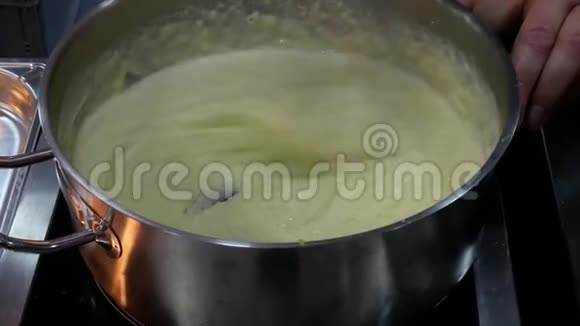 厨师把土豆泥和牛奶和黄油混合在一起视频的预览图