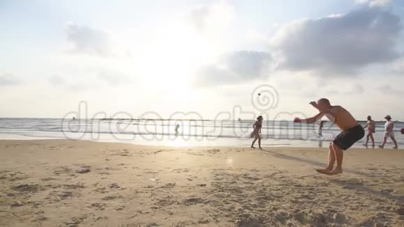 日落时在海边玩跑酷把戏的年轻人弗里伦纳的家伙在海上奔跑时表现出各种跳跃视频的预览图